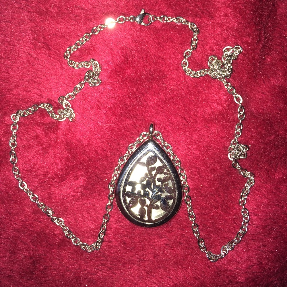 Vintage unisex family tree locket 11 1/2" L chain, 1 1/2" X 1" locket apps.